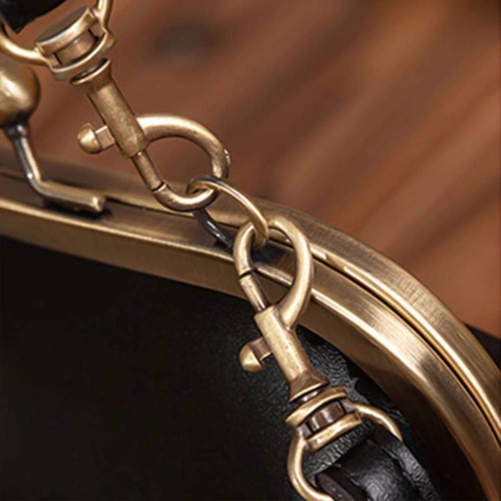 Retro Chic Vintage Kiss-Lock Handbag
