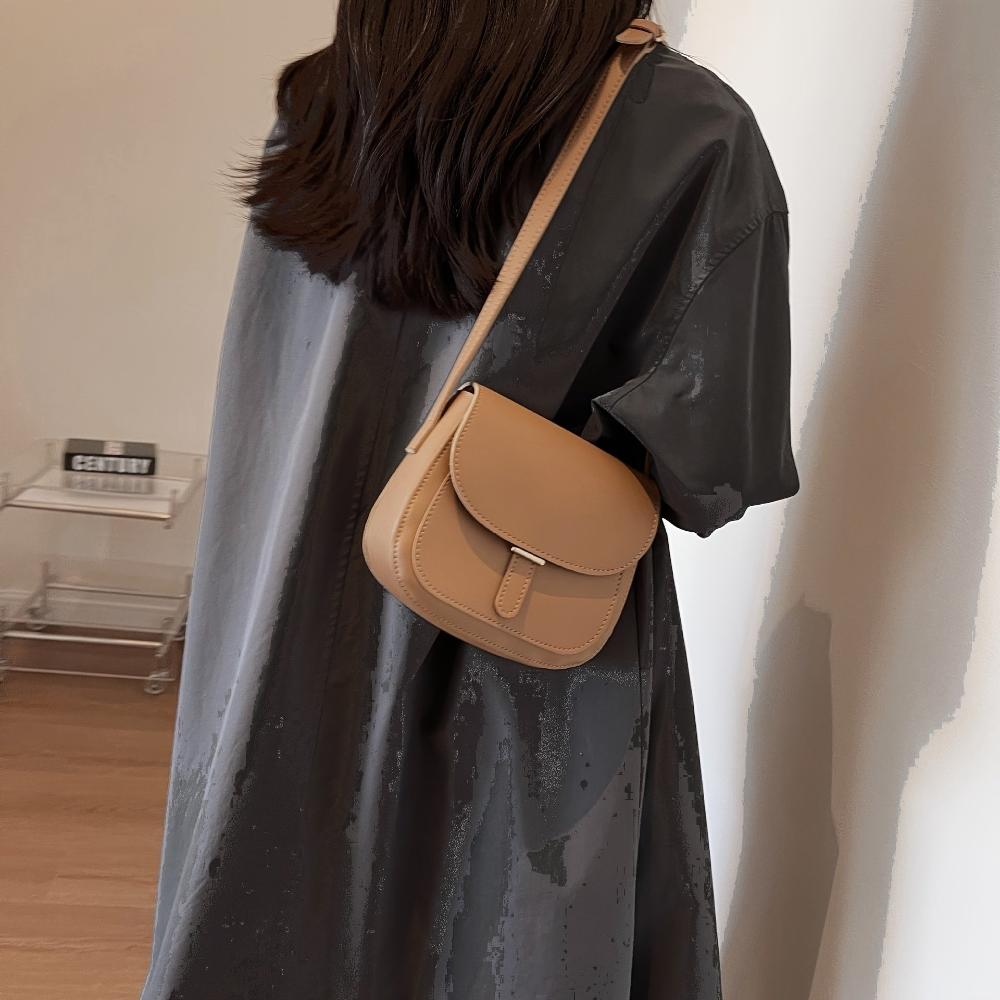 Amelia Vintage-Inspired Saddle Crossbody Bag
